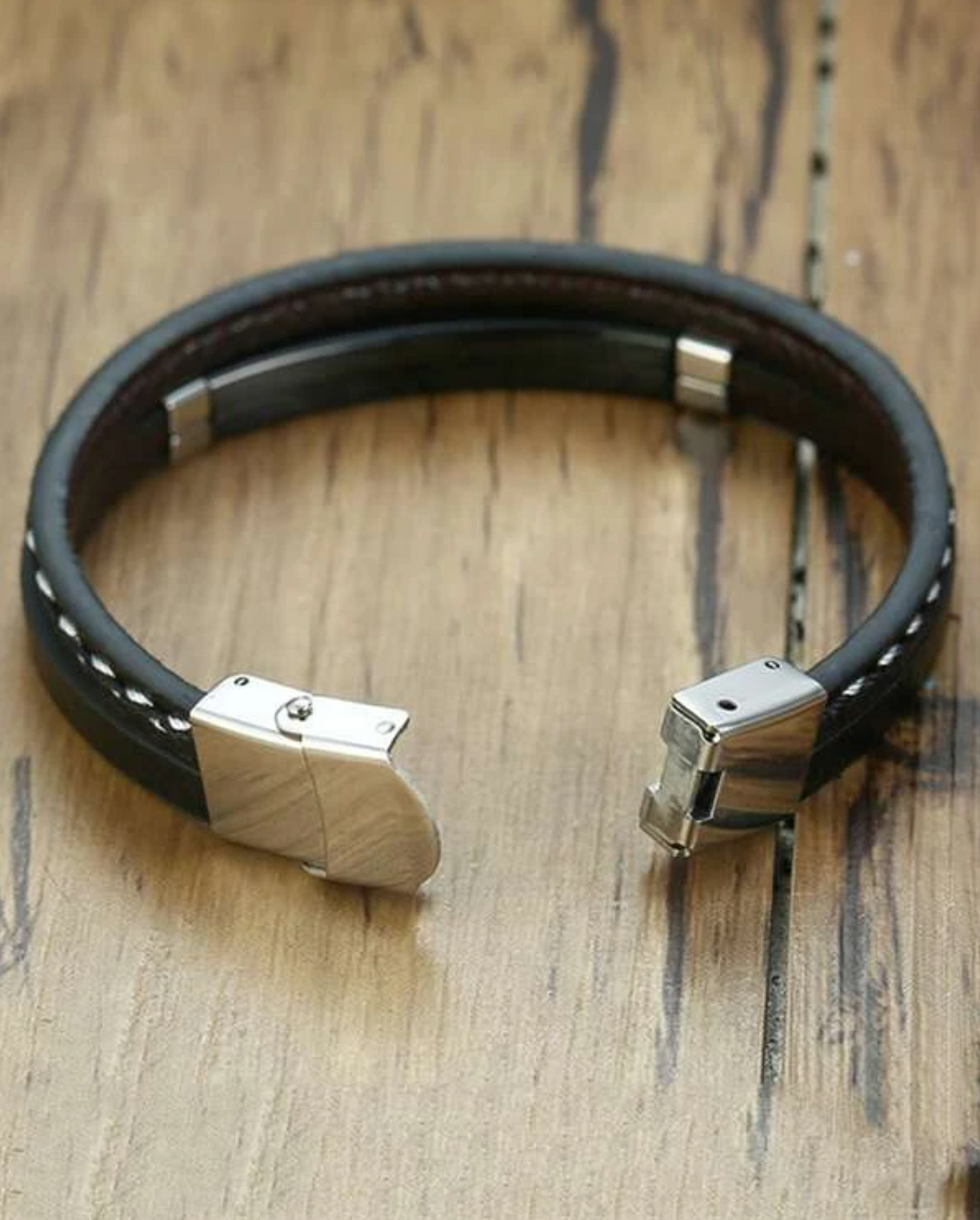 Pulsera de acero inoxidable con detalle de trenza para hombre a la moda