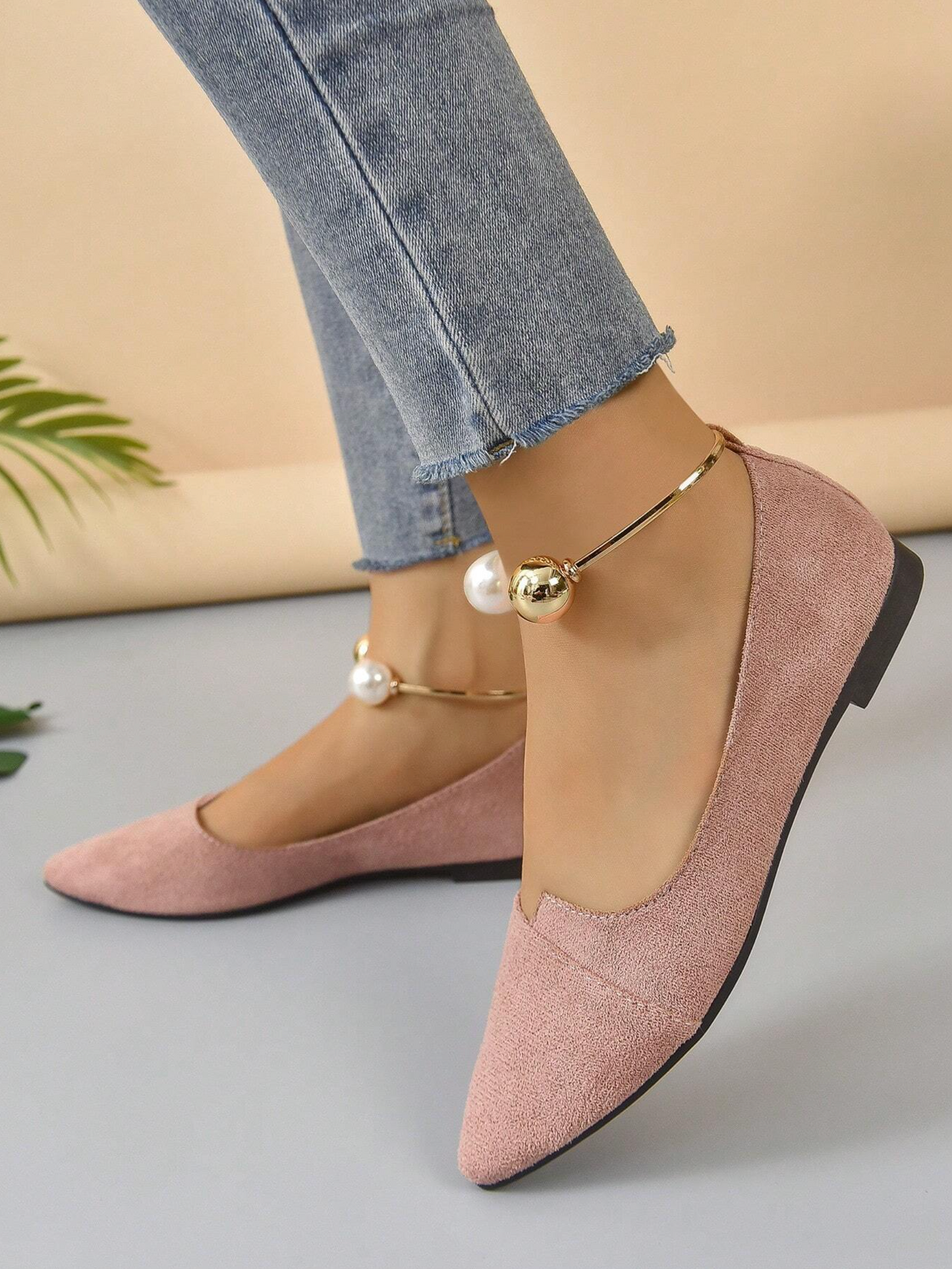 Zapatos Rosa Loto de Mujer con Punta Fina y Elegante Detalle de Anillo Metálico