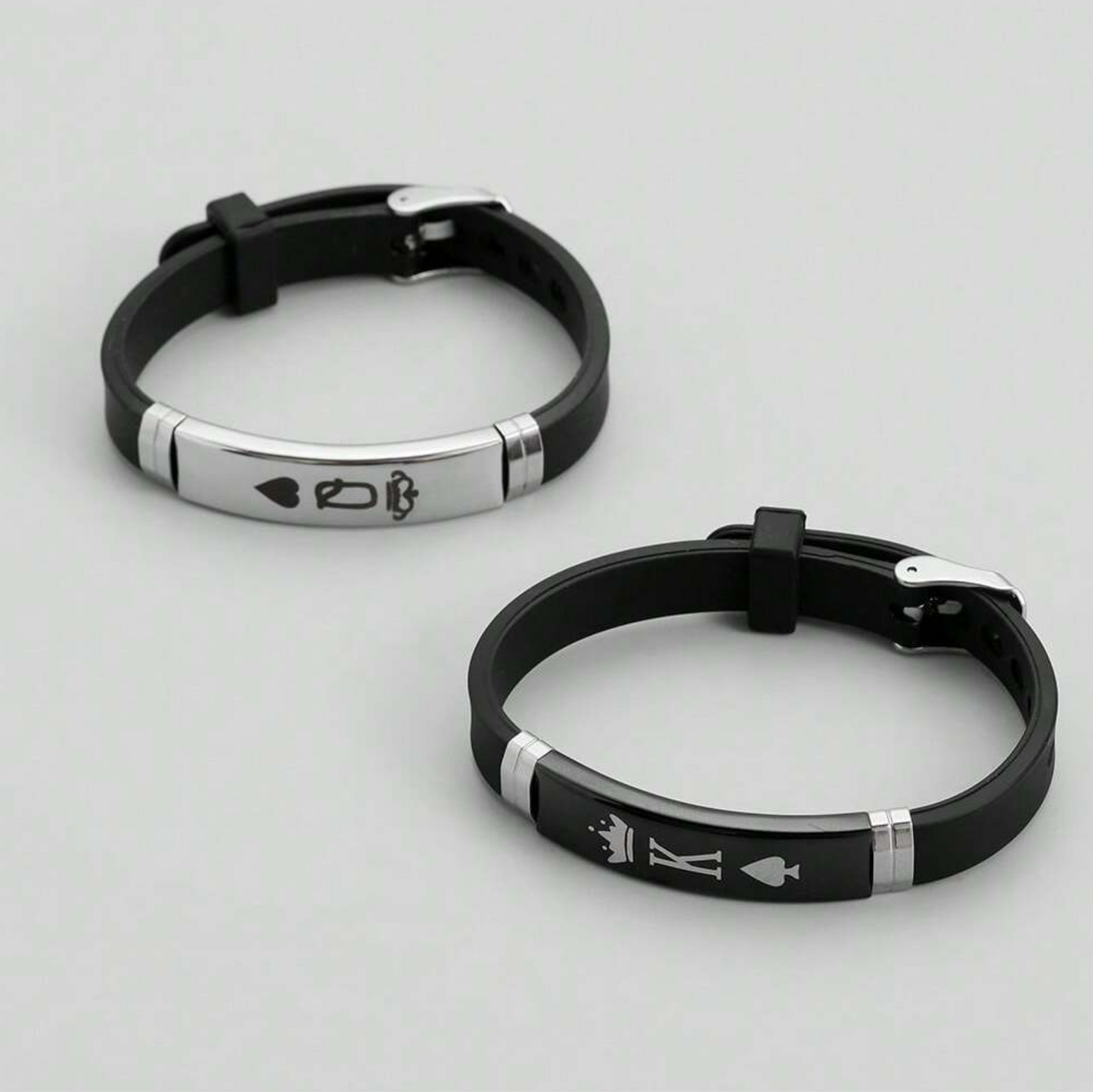 Conjunto de 2 Pulseras con Patrones de Corona y Póquer