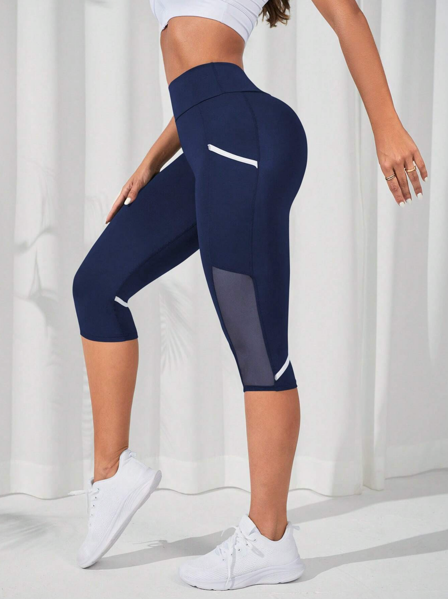 Leggings Deportivos Capri con Detalles de Malla en Contraste