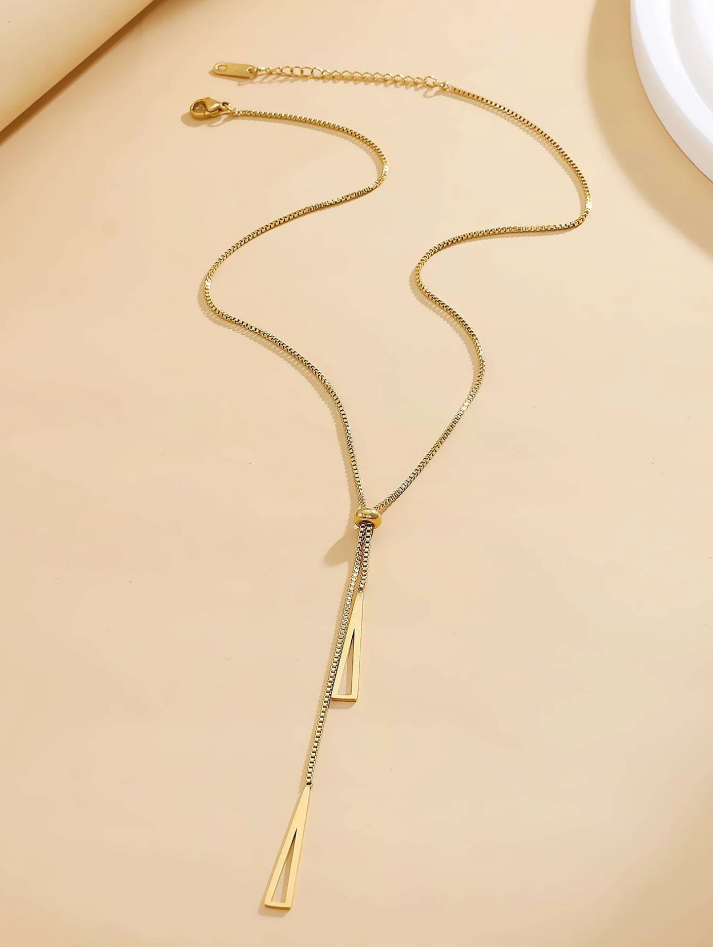 Collar Lariat de Acero Inoxidable con Dije Triangular: ¡Elegancia y Estilo en una Pieza!