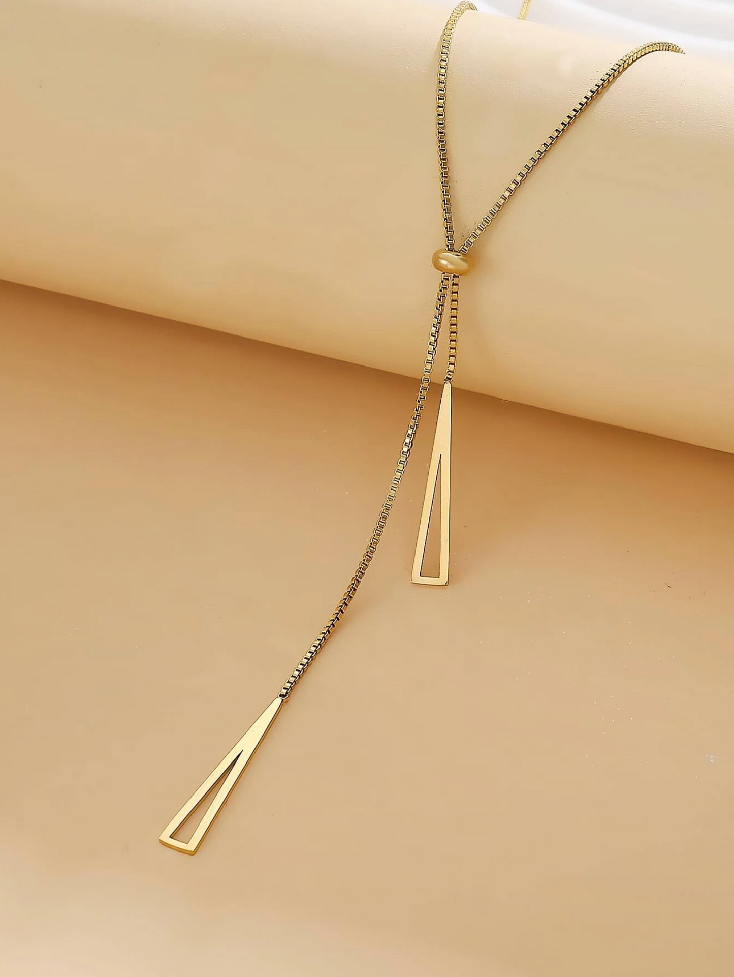 Collar Lariat de Acero Inoxidable con Dije Triangular: ¡Elegancia y Estilo en una Pieza!