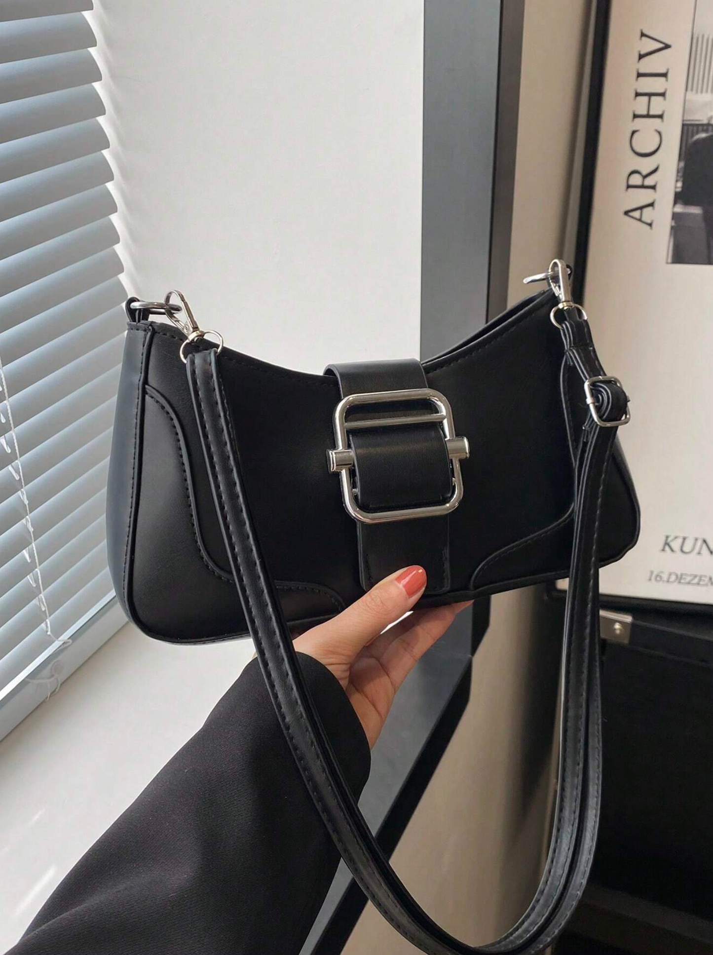 Bolso negro elegante y versátil con cierre metálico para el uso diario