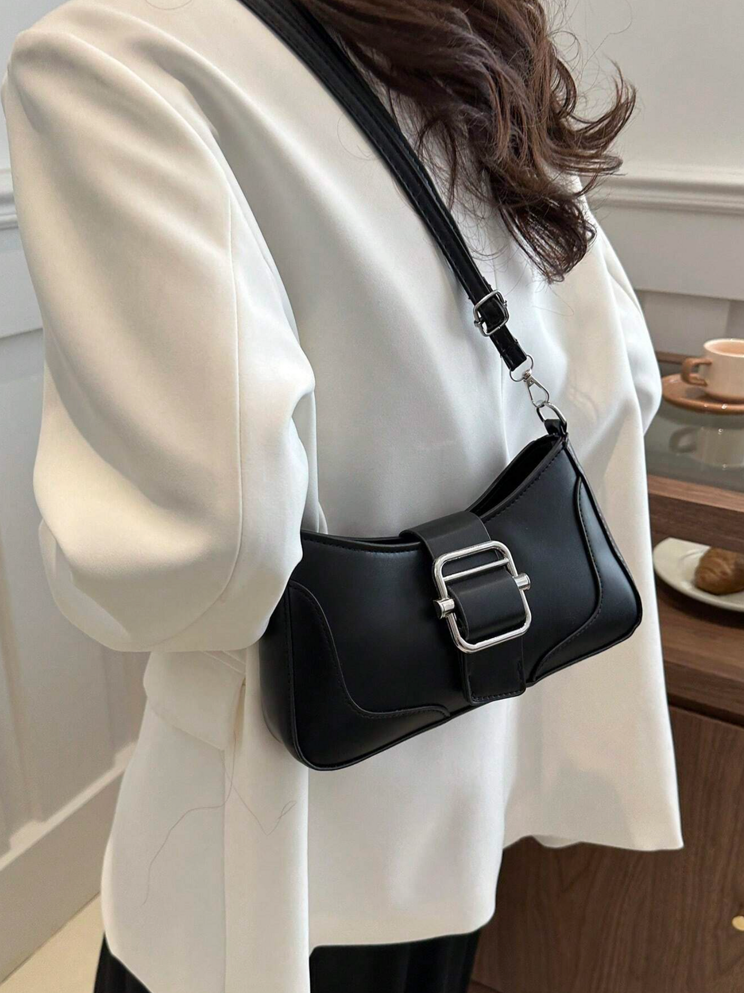 Bolso negro elegante y versátil con cierre metálico para el uso diario