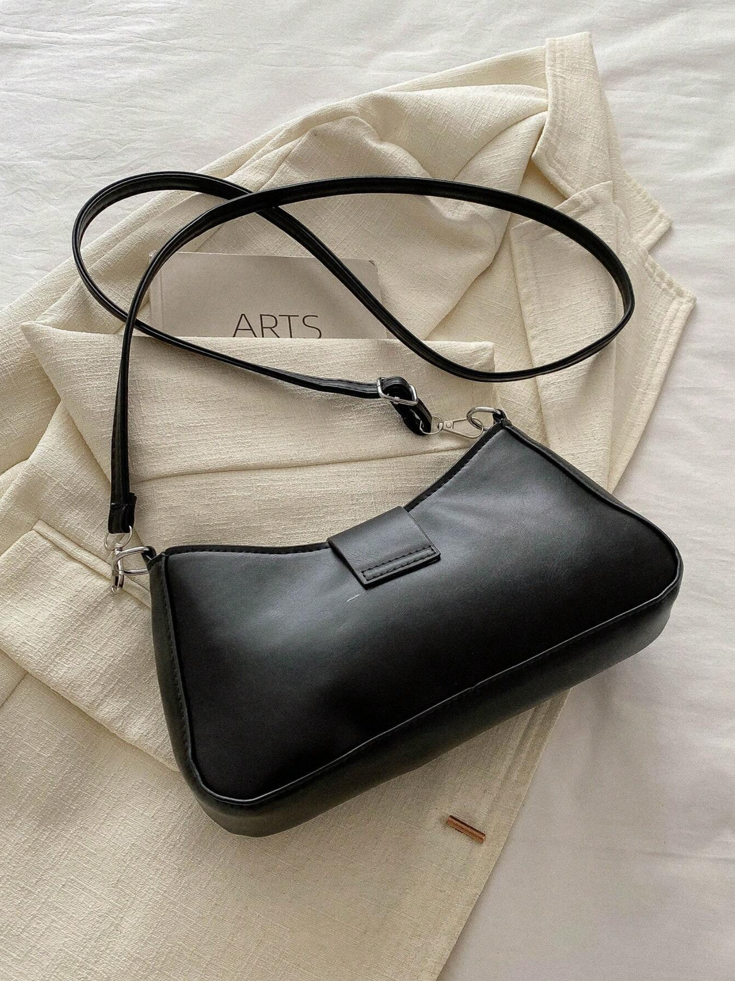 Bolso negro elegante y versátil con cierre metálico para el uso diario