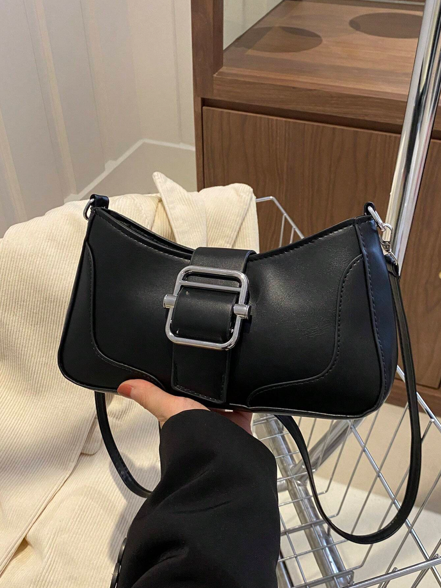 Bolso negro elegante y versátil con cierre metálico para el uso diario