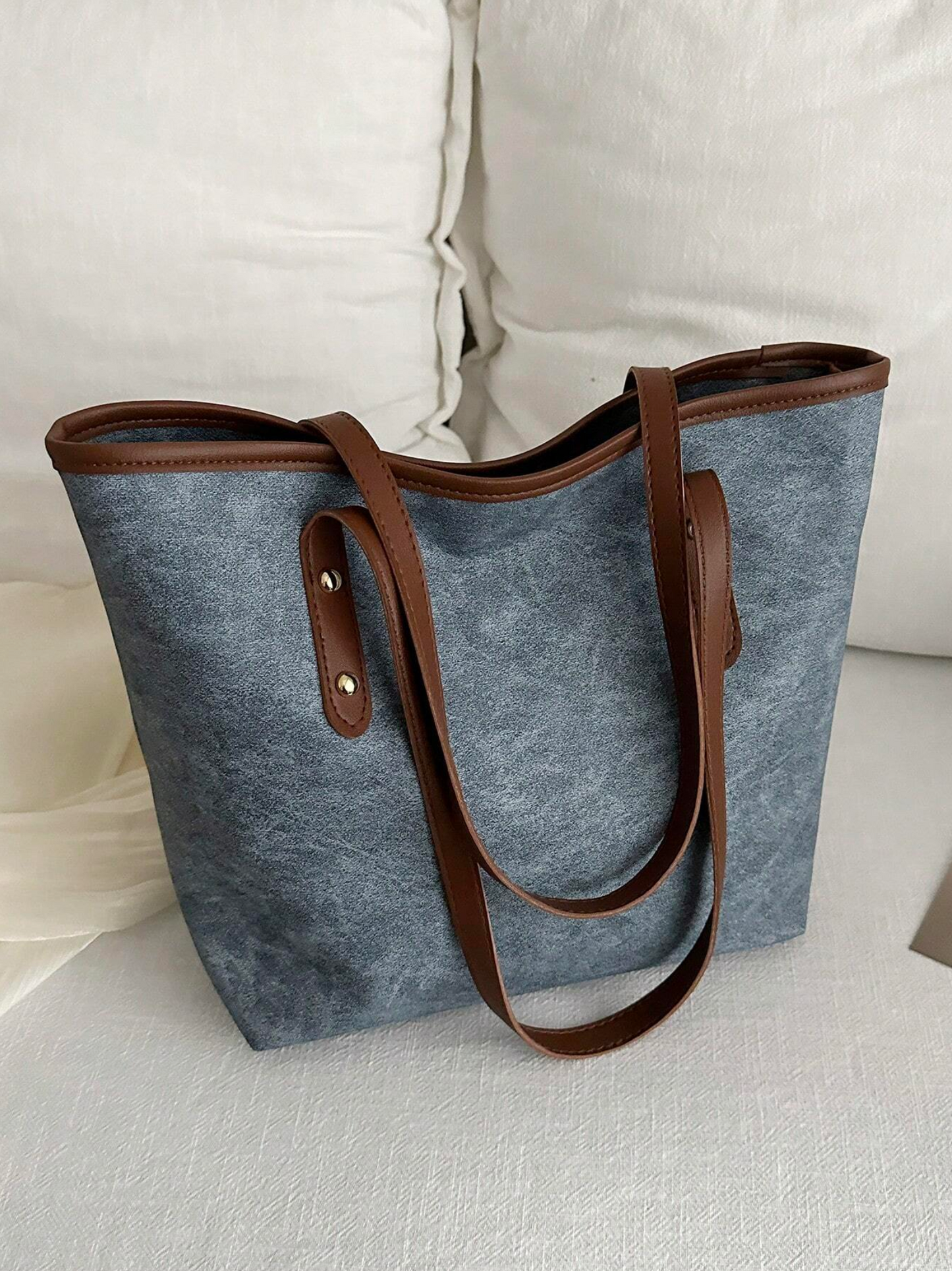 Bolso Azul Versátil que Combina Estilo y Funcionalidad