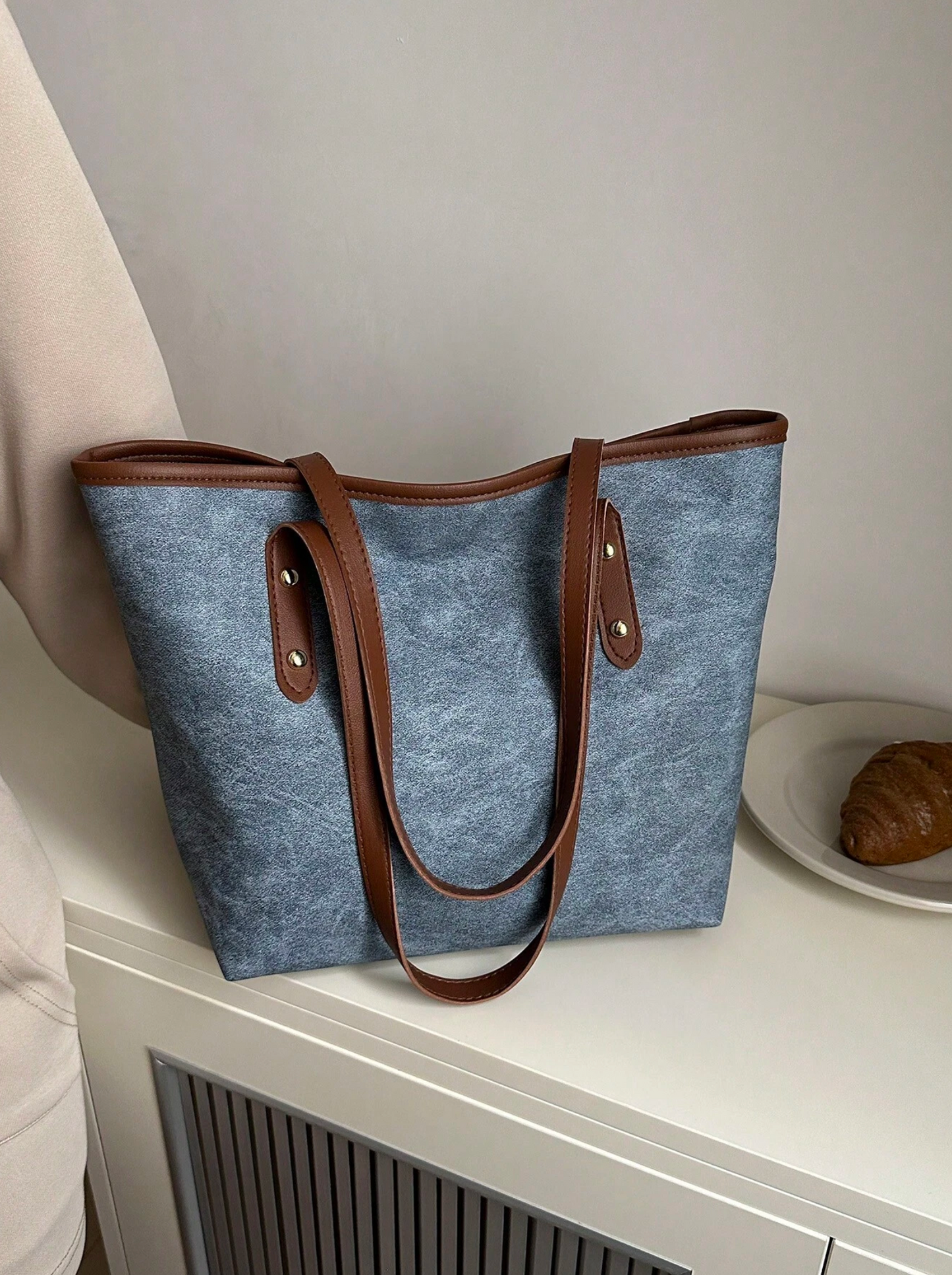 Bolso Azul Versátil que Combina Estilo y Funcionalidad