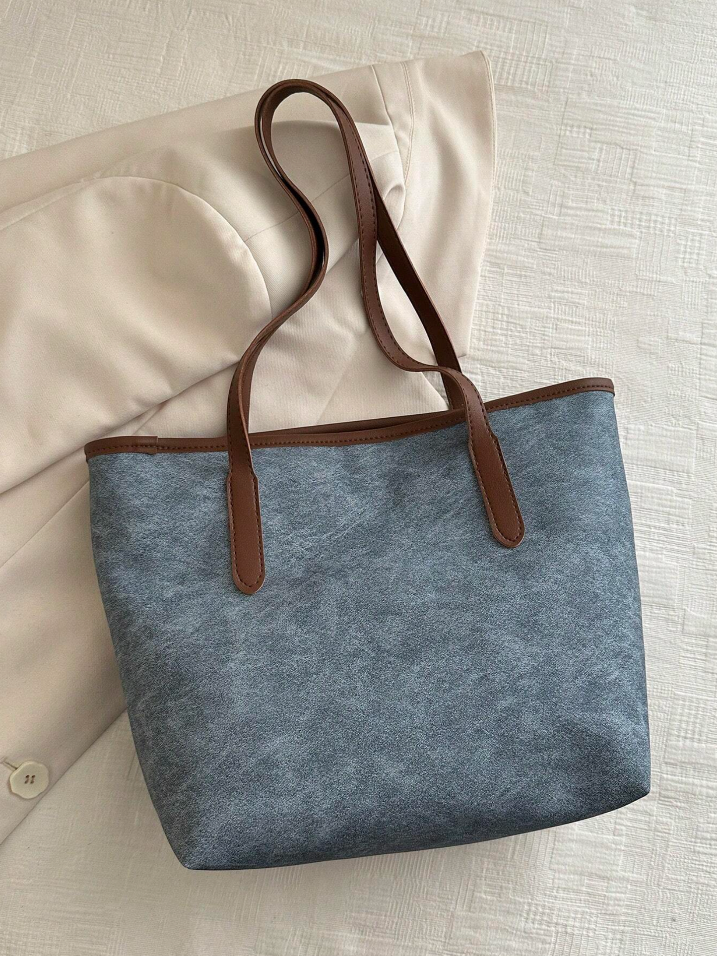 Bolso Azul Versátil que Combina Estilo y Funcionalidad