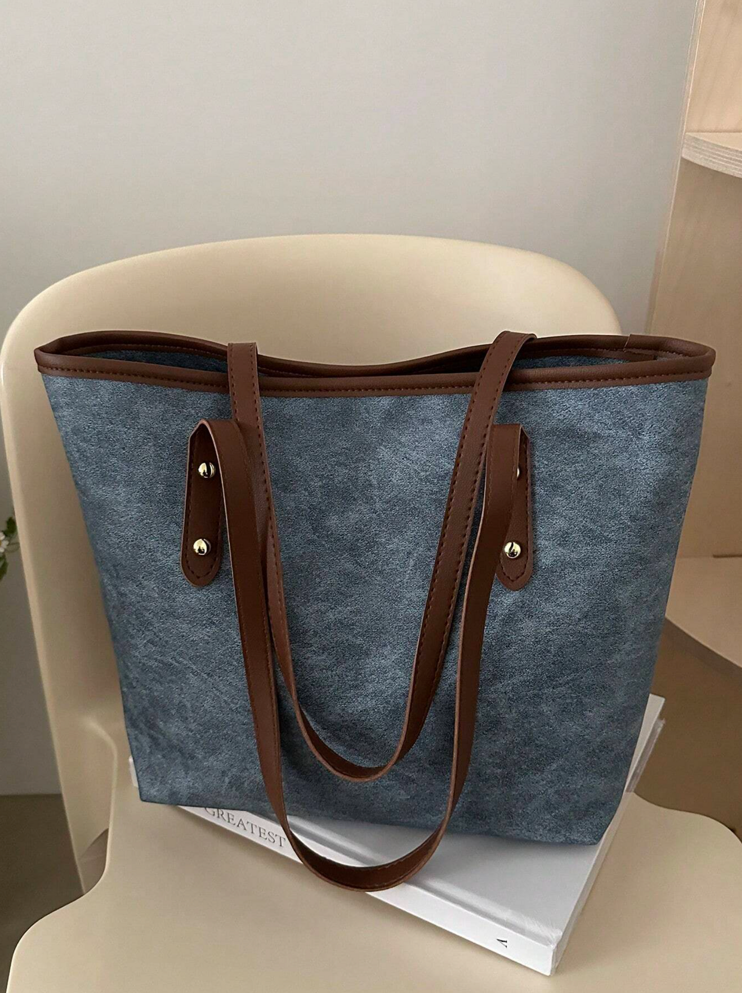 Bolso Azul Versátil que Combina Estilo y Funcionalidad